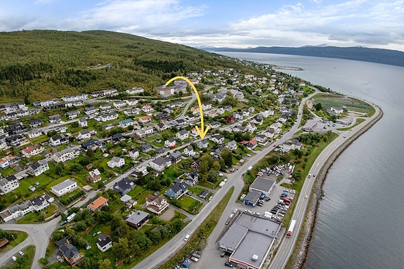 Oversiktsbilde som viser den flotte plasseringen tett ved sjøen, med kort avstand til sentrum, butikker og flotte turområder