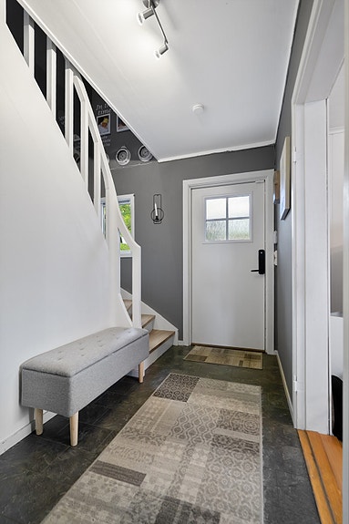 Lys og praktisk gang med plass til å henge fra seg yttertøy