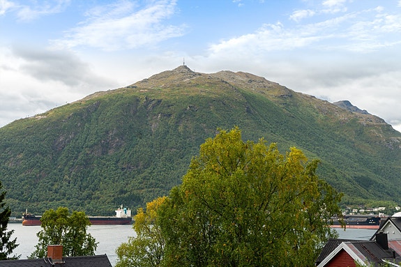 Vakker utsikt mot fjorden og majestetiske fjell - en daglig påminnelse om naturen rundt