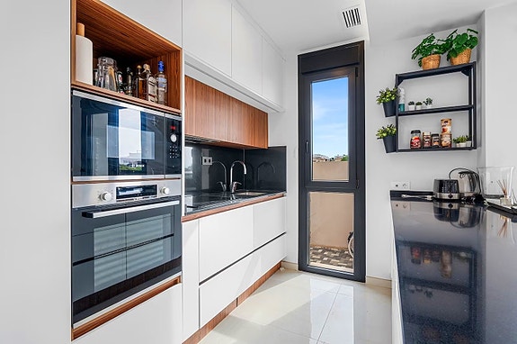 Eksklusiv villa med 4 soverom og 4 bad | Privat basseng - Takterrasse med havutsikt og romslig underetasje