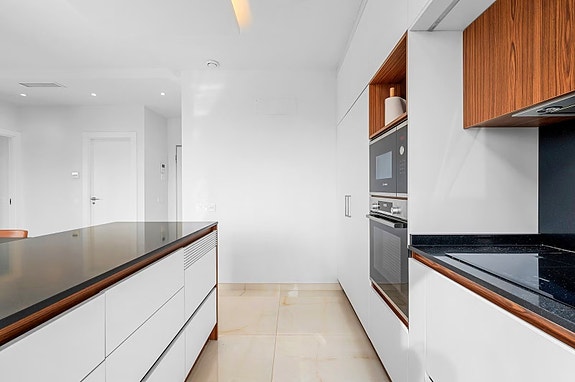 Eksklusiv villa med 4 soverom og 4 bad | Privat basseng - Takterrasse med havutsikt og romslig underetasje