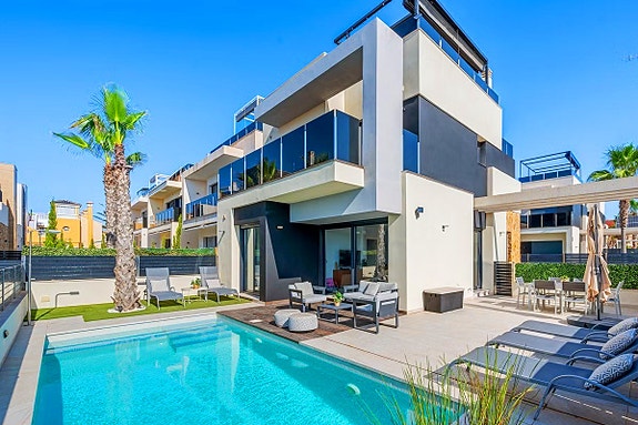 Eksklusiv villa med 4 soverom og 4 bad | Privat basseng - Takterrasse med havutsikt og romslig underetasje