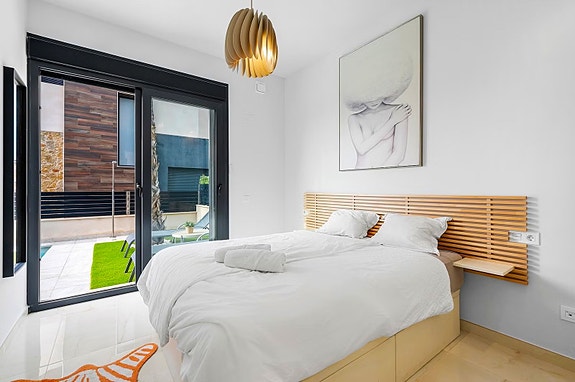 Eksklusiv villa med 4 soverom og 4 bad | Privat basseng - Takterrasse med havutsikt og romslig underetasje