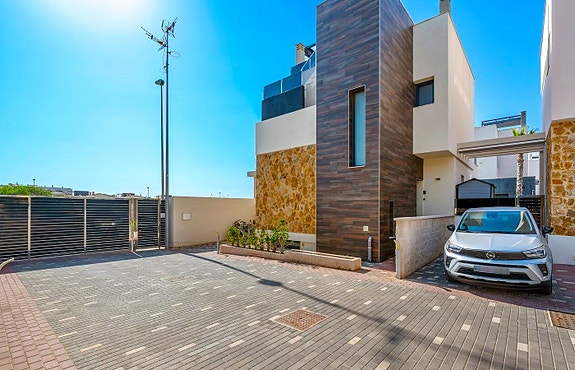 Eksklusiv villa med 4 soverom og 4 bad | Privat basseng - Takterrasse med havutsikt og romslig underetasje