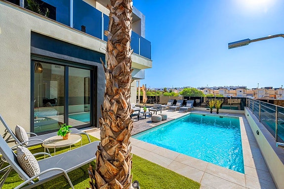 Eksklusiv villa med 4 soverom og 4 bad | Privat basseng - Takterrasse med havutsikt og romslig underetasje