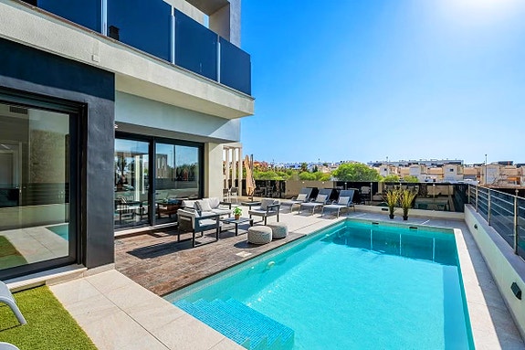 Eksklusiv villa med 4 soverom og 4 bad | Privat basseng - Takterrasse med havutsikt og romslig underetasje