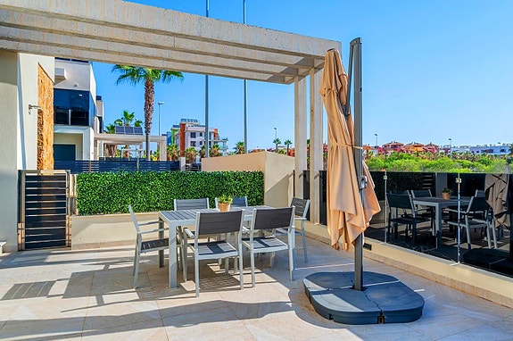 Eksklusiv villa med 4 soverom og 4 bad | Privat basseng - Takterrasse med havutsikt og romslig underetasje