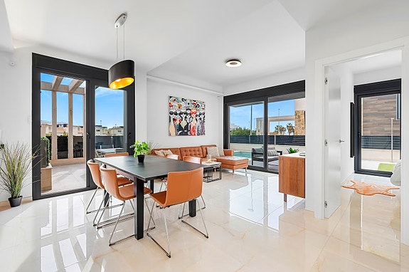 Eksklusiv villa med 4 soverom og 4 bad | Privat basseng - Takterrasse med havutsikt og romslig underetasje