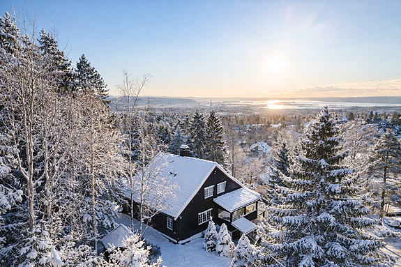 Velkommen til Melkeveien 17b, presentert av Sarah Aamodt og Christian A. Aamodt, Sem og Johnsen eiendomsmegling.