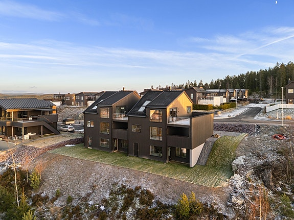 Enebolig med en attraktiv og høy beliggenhet på toppen av populære Løkenåsen.