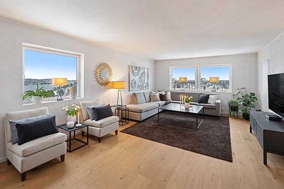 Velkommen til en enestående og luksuriøs obligasjonsleilighet i Sjøstrand 8 - vesentlig renovert 2019 - meget høy standard - enestående fjordutsikt!