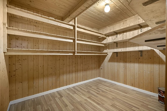 Kjellerbod 2- fastmonterte hyller, rikelig med oppbevaring.