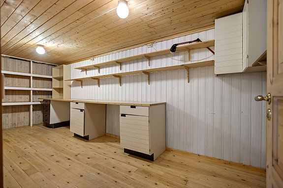 Kjellerbod 1- Fastmonterte hyller/ overskap og underskap, god plass til oppbevaring.