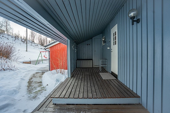 Åpent inngangsparti med tak og oppbevaring.
