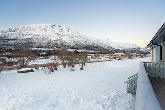 Stor opparbeidet hage på eiendommen