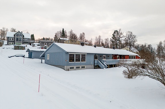 Vertikaldelt bolig over to plan med garasje og hage