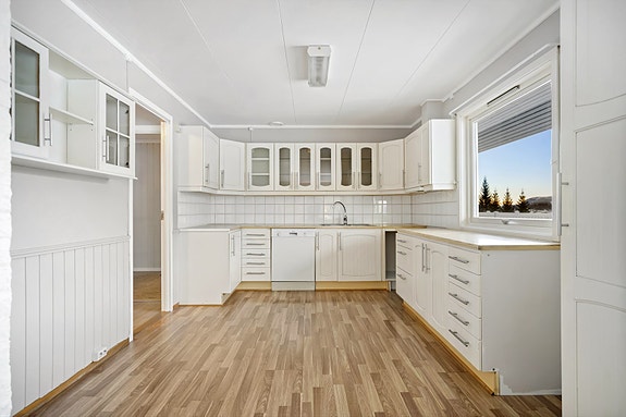 Romlig kjøkken med rikelig benkeplass og smart oppbevaring.