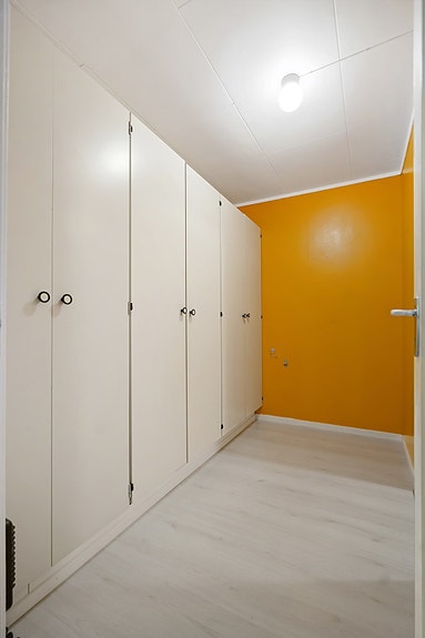 Gang med romslige garderobeskap, inngang fra yttergang.