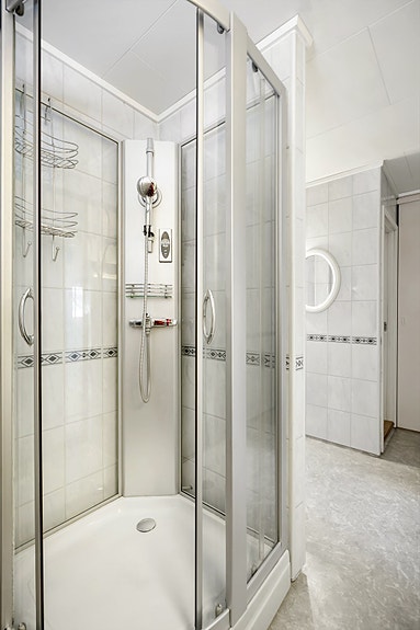 Bad 1 etg. - Badet har vinylbelegg på gulv og baderomsplater på vegger.