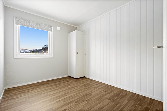 Soverom 3- Direkte adkomst fra bad. Garderobeskap for oppbevaring