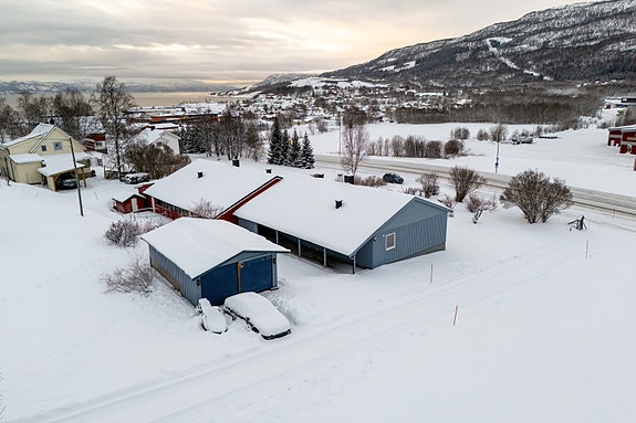 Dobbelgarasje med bod i bakre del.