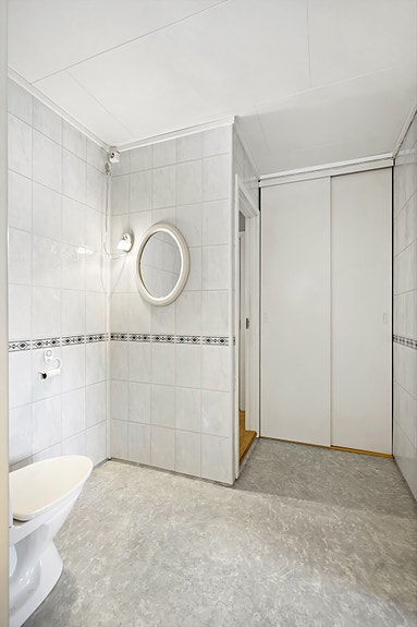 Skyvedørsgarderobe gir gode oppbevaringsmuligheter.