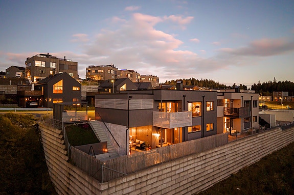 Velkommen til en moderne og familietilpasset enebolig på Høgåsen.