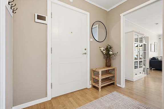 Entré med god plass til yttertøy.