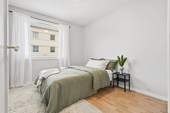 Soverom 1 har godt plass til soveromsmøbler.