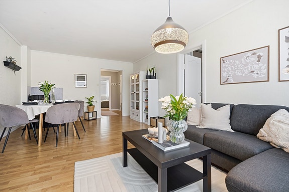 Leiligheten har gulv av laminat.