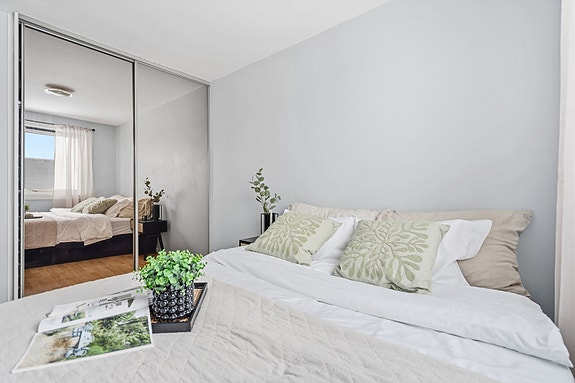 Soverom 2 har skyvedørgarderobe med speilfronter.