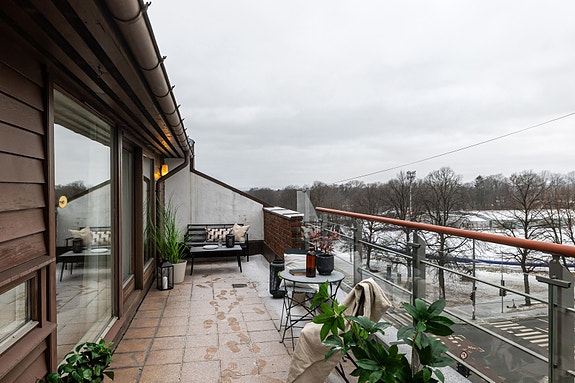 Velkommen til Kirkeveien 43 - Her har vi gleden av å presentere en innholdsrik og gjennomgående toppleilighet med to takterrasser i ulike himmelretninger som gir gode solforhold.