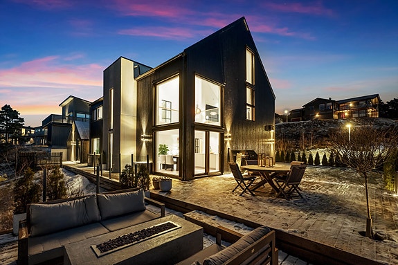 Velkommen til Langgårdslia 10 - en nyere enebolig fra 2022 med høy standard og fin arkitektonisk utforming, utsikt og sol!