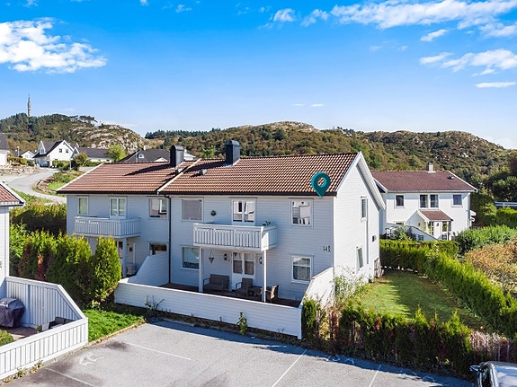 Espen Bergtun v/Nordvik Bolig har gleden av å presentere Svebakktunet 14B - En tiltalende 3-roms i Skåredalen!
Foto: Mari Staveland