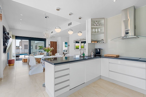 Luksuriøs hjørne-villa med fantastisk uteområde | 3 soverom | Takterrasse og privat basseng