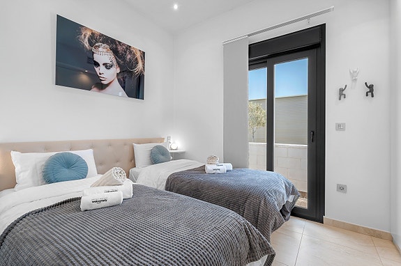 Luksuriøs hjørne-villa med fantastisk uteområde | 3 soverom | Takterrasse og privat basseng