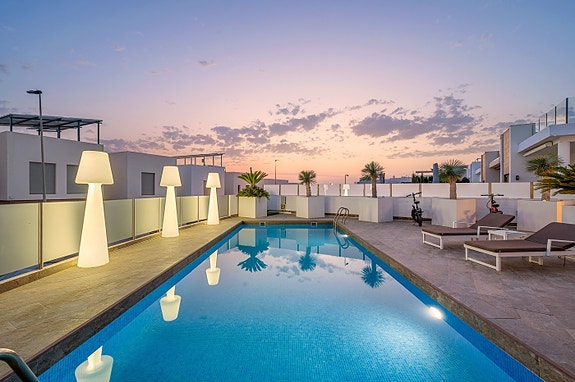 Luksuriøs hjørne-villa med fantastisk uteområde | 3 soverom | Takterrasse og privat basseng