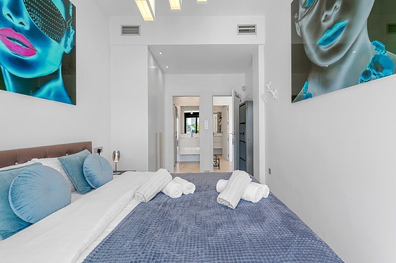 Luksuriøs hjørne-villa med fantastisk uteområde | 3 soverom | Takterrasse og privat basseng