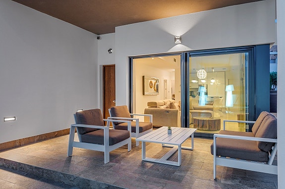 Luksuriøs hjørne-villa med fantastisk uteområde | 3 soverom | Takterrasse og privat basseng