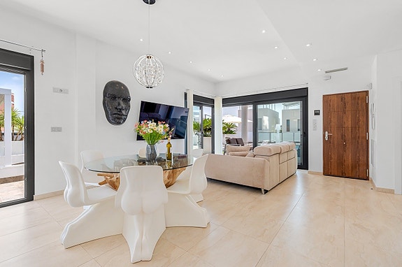 Luksuriøs hjørne-villa med fantastisk uteområde | 3 soverom | Takterrasse og privat basseng