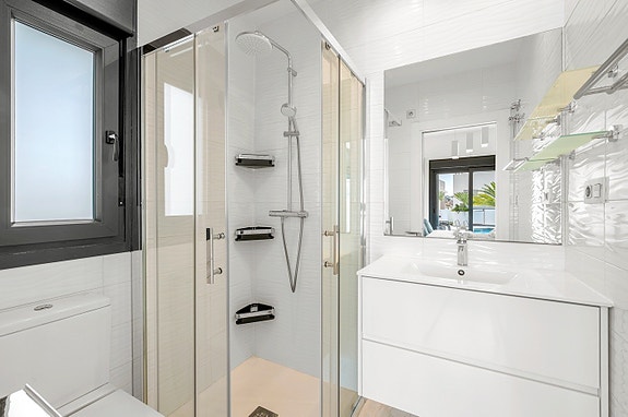 Luksuriøs hjørne-villa med fantastisk uteområde | 3 soverom | Takterrasse og privat basseng