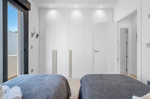 Luksuriøs hjørne-villa med fantastisk uteområde | 3 soverom | Takterrasse og privat basseng