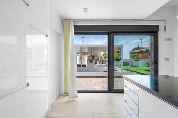 Luksuriøs hjørne-villa med fantastisk uteområde | 3 soverom | Takterrasse og privat basseng