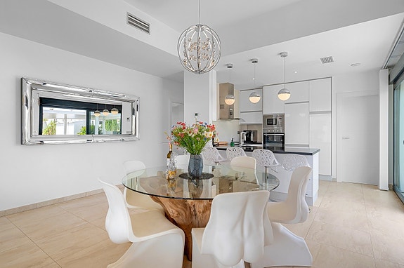 Luksuriøs hjørne-villa med fantastisk uteområde | 3 soverom | Takterrasse og privat basseng