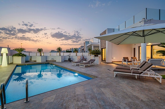 Luksuriøs hjørne-villa med fantastisk uteområde | 3 soverom | Takterrasse og privat basseng