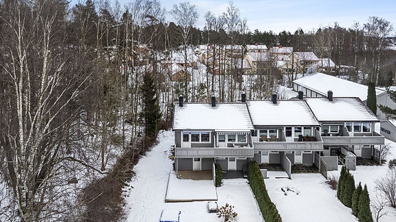 Nordvik Eiendomsmegling v/Jørgen Nyhus ønsker deg velkommen til Furumoveien 16F. Foto: Fotograf Magik