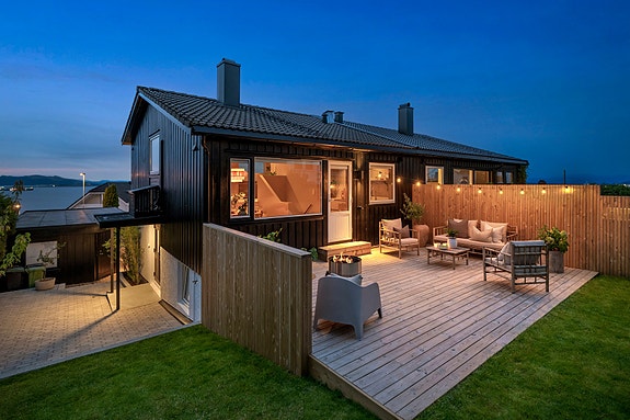 Velkommen til Rebakken 2A - en innholdsrik og gjennomført del av tomannsbolig med flott utsikt og omfattende oppgraderinger.