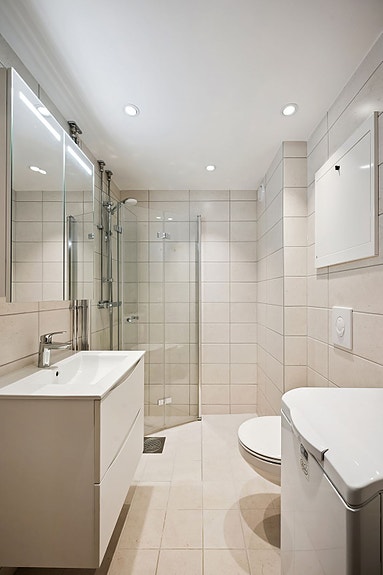 Varmekabler gir komfort på kalde dager samt opplegg for vaskemaskin på badet.