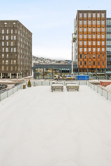 Lys og åpen felles takterrasse med flott utsikt samt perfekt sted for grilling, avslapning og sosialt samvær.