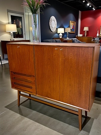 Vakker, totalrenovert retro bar/teakskjenk et stykke møbelhistorie!